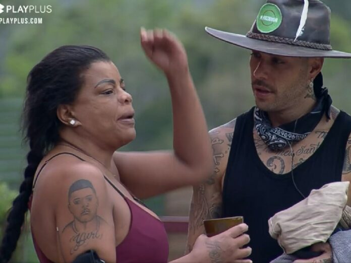 Tati discute com Dayane