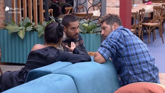 Mileide, Bil e Victor falando sobre Day e Aline (Foto: Reprodução/ Record)