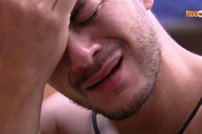 Arthur se desespera com possibilidade de perder o BBB22 e se isola (Foto: Globo/Reprodução)