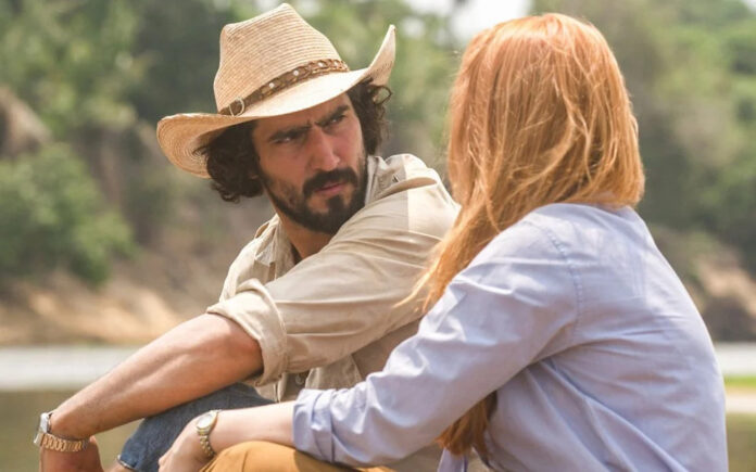 José Leôncio dá um pé na bunda de Irma após levar ela pra cama (Foto: Globo/Reprodução)