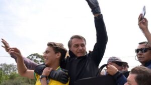 Bolsonaro e Nikolas Ferreira, deputado jovem, mais votado do Brasil (Foto: GETTY IMAGENS)