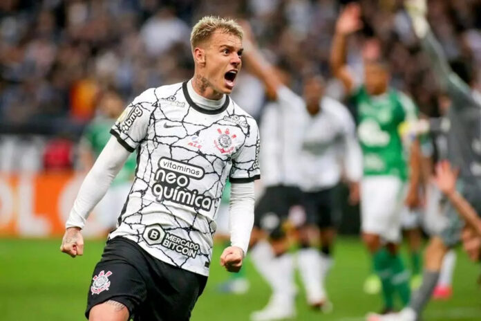 Barcelona prepara proposta para tirar Roger Guedes do Corinthians