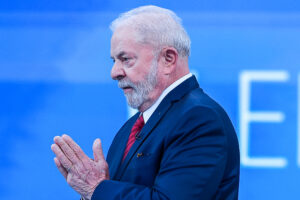 Lula é internado e passa por procedimento cirúrgico