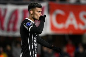 Fausto Vera, meio campista do Corinthians (Foto: Luis Robayo/AFP via Getty Images